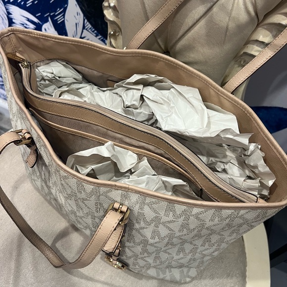 GIVEAWAY Michael Kors Beige Tote Bag - Picture 4 of 9